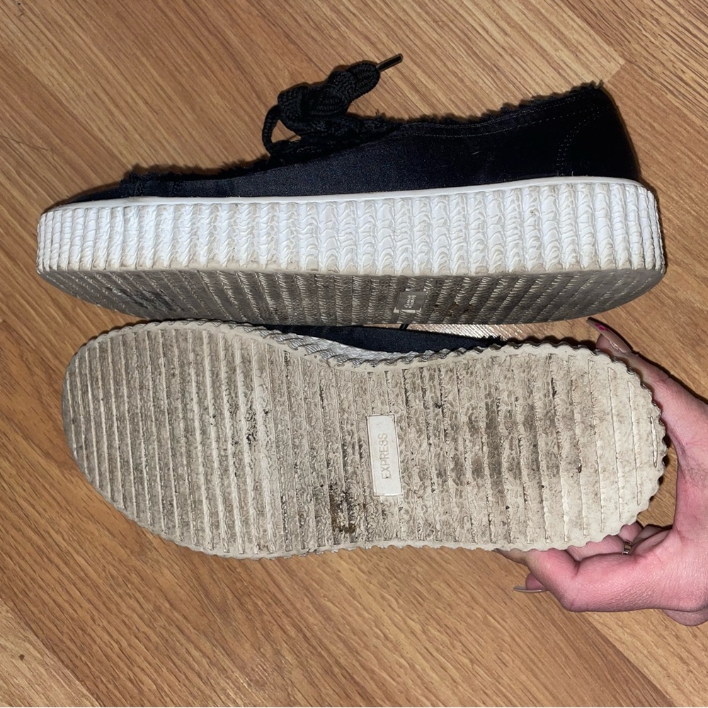 Women’s size 7 Express velour platform sneaker - Picture 3 of 3